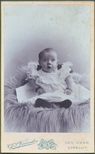 711539 Carte-de-visitefoto van een onbekende baby, gemaakt door C.J.L. Vermeulen, Atelier voor Moderne Fotografie, ...